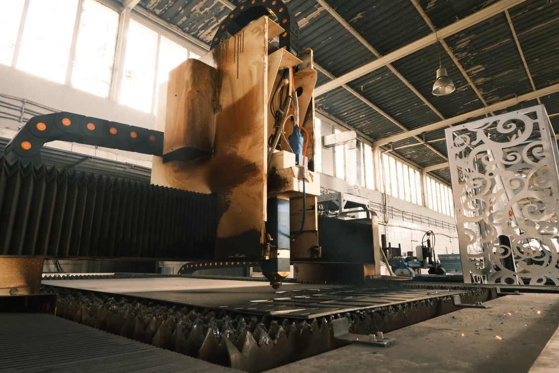 Fiber laser cutting speed in action as a gantry machine cuts metal