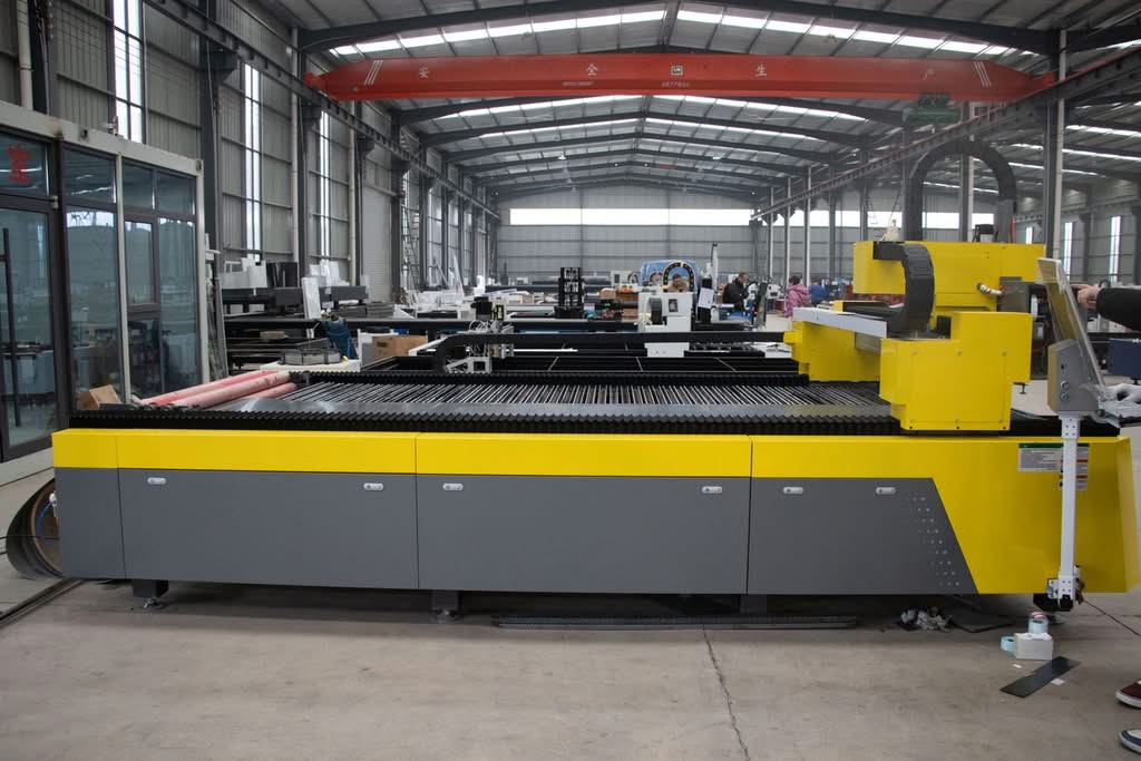 Flat bed fiber laser cutting machine installed on a shop floor in a fabrication facility