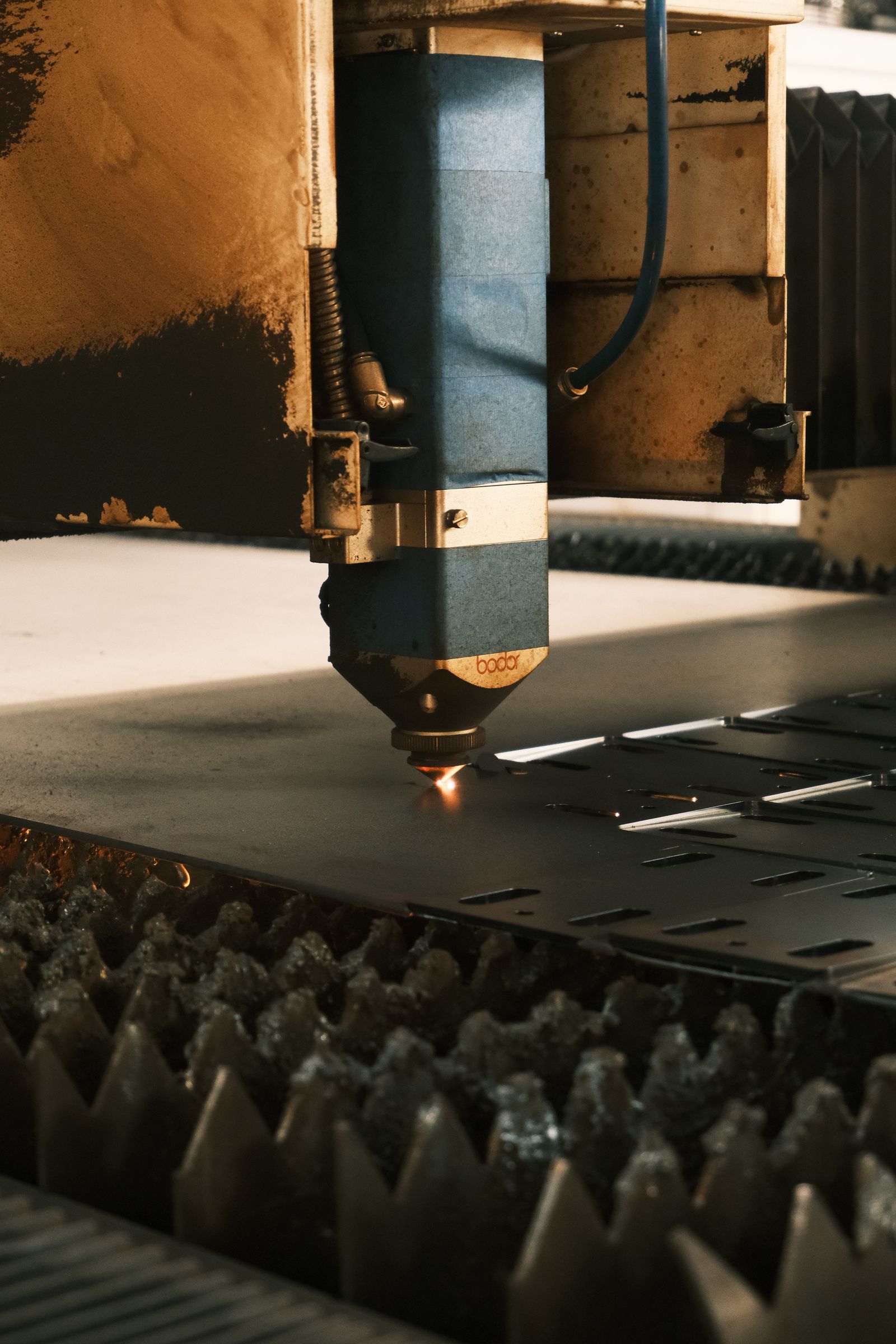 Fiber laser cutting coated steel plate with sparks along the kerf