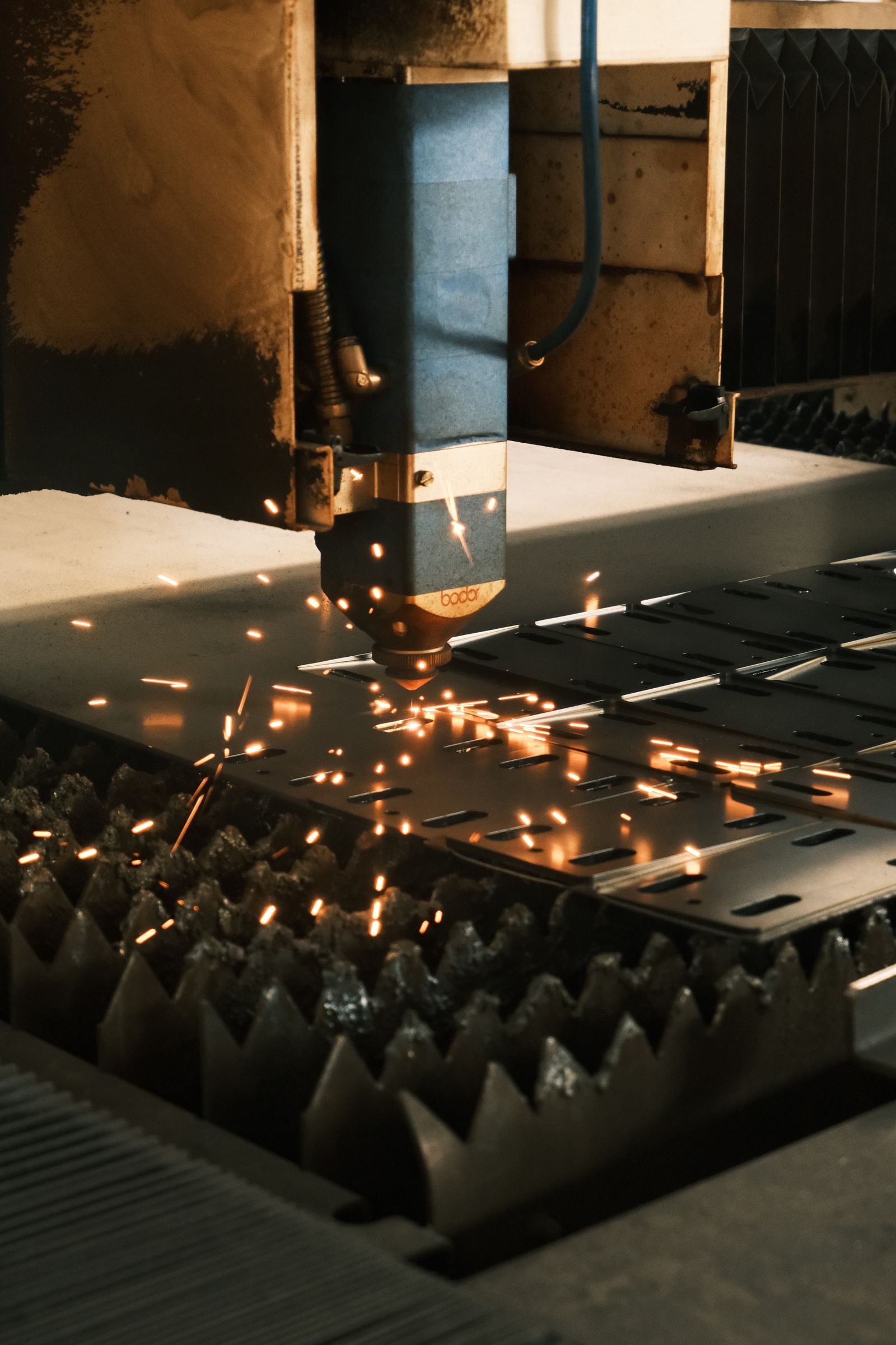 Fiber laser cutting head starting a cut on plate, where fiber laser piercing problems show up first